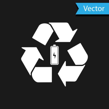 Siyah zemin üzerinde geri dönüşüm sembolü simgesi olan beyaz pil. Geri dönüşüm sembollü pil - yenilenebilir enerji konsepti. Vektör İllüstrasyonu