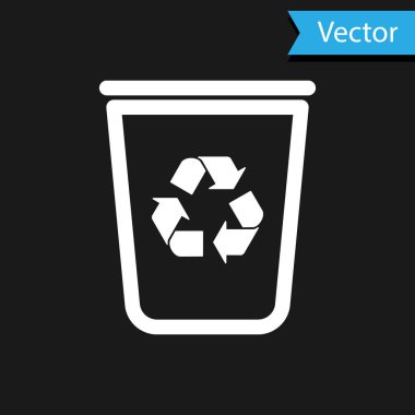Siyah arkaplanda izole edilmiş geri dönüşüm sembolü simgesi olan beyaz geri dönüşüm kutusu. Çöp kutusu simgesi. Çöp kutusu tabelası. Geri dönüşüm sepeti işareti. Vektör İllüstrasyonu