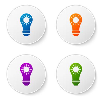 Renk Güneş enerji paneli simgesi beyaz arka plan üzerinde izole. Güneş ve ampul. Simgeleri daire düğmelerine ayarlayın. Vektör İllüstrasyonu