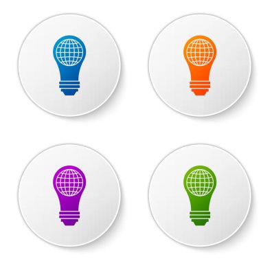 Beyaz arka plan üzerinde izole dünya dünya simgesi içinde Renk Ampul. Lambanın üzerinde Dünya gezegeni. Küresel ekoloji kavramı. Simgeleri daire düğmelerine ayarlayın. Vektör İllüstrasyonu