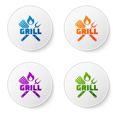 Beyaz arka planda izole edilmiş Renk Çapraz çatal ve spatula simgesi. Ateş alev işareti. Barbekü çatal ve spatula işareti. Barbekü ve ızgara aletleri. Simgeleri daire düğmelerine ayarlayın. Vektör İllüstrasyonu