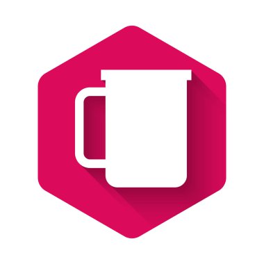 Beyaz kahve fincan düz simge uzun gölge ile izole. Çay bardağı. Sıcak içecek kahvesi. Pembe altıgen düğmesi. Vektör Illustration