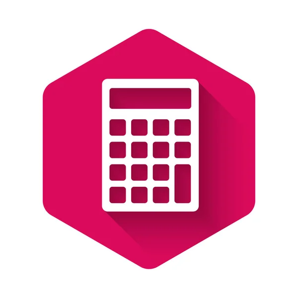 Icône Calculatrice blanche isolée avec une ombre longue. Symbole comptable. Calcul des entreprises mathématiques éducation et finance. Bouton hexagonal rose. Illustration vectorielle — Image vectorielle