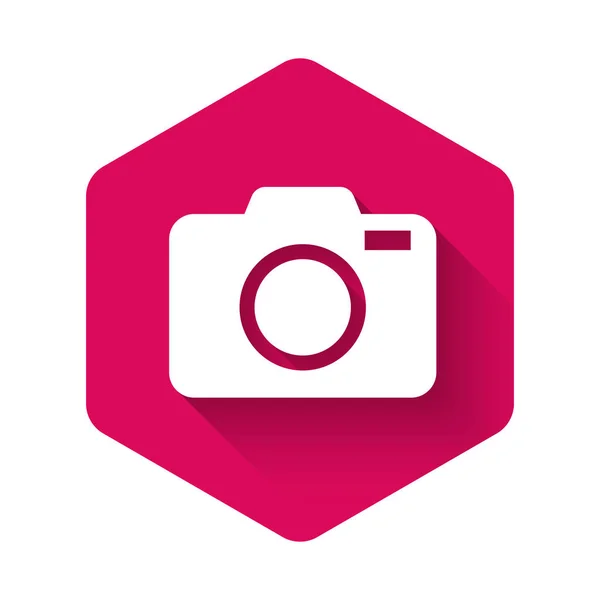 Icône de caméra photo blanche isolée avec une ombre longue. Icône de caméra photo. Bouton hexagonal rose. Illustration vectorielle — Image vectorielle