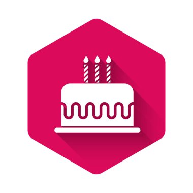 Uzun gölgeli, yanan mum ikonlu beyaz pasta. Doğum günün kutlu olsun. Pembe altıgen düğmesi. Vektör İllüstrasyonu