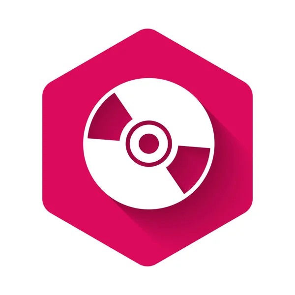 Icono de CD o DVD blanco aislado con sombra larga. Signo de disco compacto. Botón de hexágono rosa. Ilustración vectorial — Vector de stock