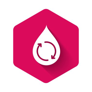 Beyaz geri dönüşümlü temiz su ikonu uzun gölgeli izole edilmiş. İşaret geri dönüşümlü bir damla su. Pembe altıgen düğmesi. Vektör İllüstrasyonu