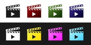 Siyah beyaz arka planda yalıtılmış Film clapper simgesini ayarlayın. Film clapper kurulu simgesi. Clapperboard işareti. Sinema üretimi veya medya endüstrisi kavramı. Vektör İllüstrasyonu