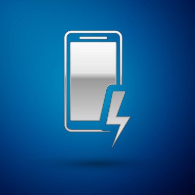 Gümüş Smartphone şarj pil simgesi mavi arka plan üzerinde izole. Pil şarjı düşük olan telefon. Vektör İllüstrasyonu