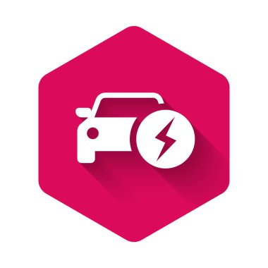Beyaz elektrikli araba ve elektrik kablosu şarj ikonu uzun gölgeyle izole edilmiş. Yenilenebilir ekolojik teknolojiler. Pembe altıgen düğmesi. Vektör İllüstrasyonu