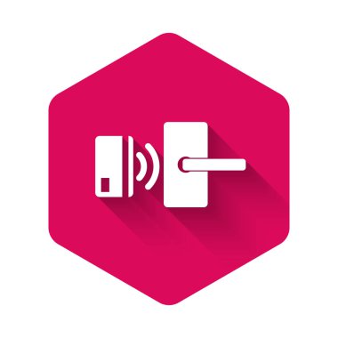 Beyaz dijital kapı kilidi uzun gölgeli ikonu açmak için kablosuz teknolojiye sahip. Kapı kolu tabelası. Güvenlik akıllı konsept ev. Pembe altıgen düğmesi. Vektör İllüstrasyonu