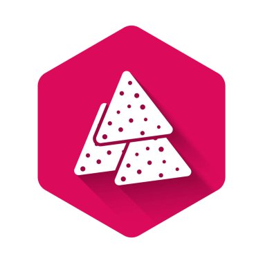 Beyaz Nachos simgesi uzun gölgeli. Tortilla cipsi veya nachos tortilla. Geleneksel Meksika fast food 'u. Pembe altıgen düğmesi. Vektör İllüstrasyonu