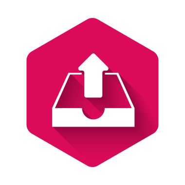 Gelen kutusu simgesini uzun gölgeli beyaz yükle. Pembe altıgen düğmesi. Vektör İllüstrasyonu