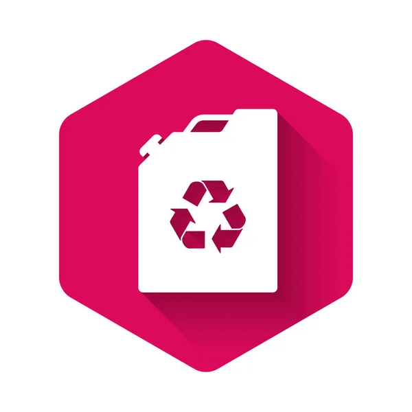 Icono de bidón de combustible Eco blanco aislado con sombra larga. Eco bio y barril. Medio ambiente verde y reciclaje. Botón de hexágono rosa. Ilustración vectorial — Archivo Imágenes Vectoriales