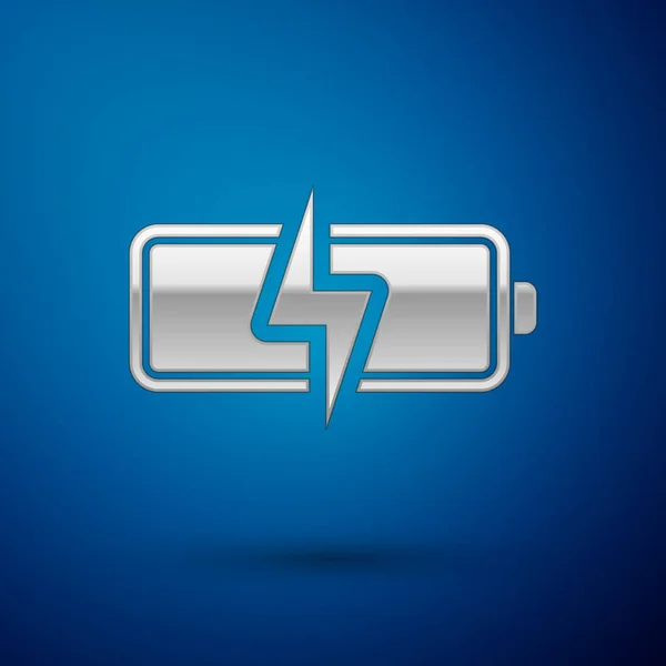 Zilveren batterij icoon geïsoleerd op blauwe achtergrond. Bliksemschicht symbool. Vector illustratie — Stockvector