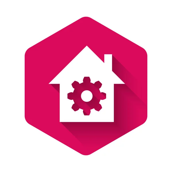 Icono de configuración del hogar Smart blanco aislado con sombra larga. Control remoto. Botón de hexágono rosa. Ilustración vectorial — Vector de stock