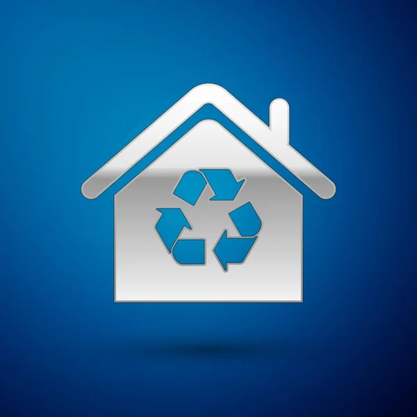 Silbernes Öko-Haus mit Recycling-Symbol auf blauem Hintergrund. Ökologie zu Hause mit Recycling-Pfeilen. Vektorillustration — Stockvektor