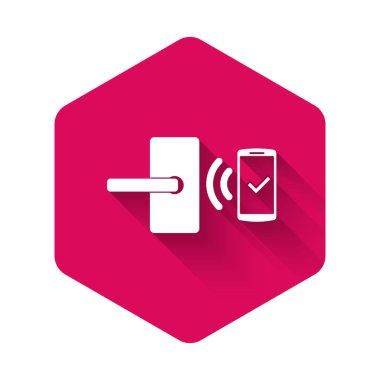 Beyaz dijital kapı kilidi uzun gölgeli ikonu açmak için kablosuz teknolojiye sahip. Kapı kolu tabelası. Güvenlik akıllı konsept ev. Pembe altıgen düğmesi. Vektör İllüstrasyonu