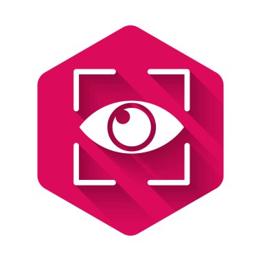 Beyaz Göz tarama simgesi uzun gölgeyle izole edildi. Göz taraması yapılıyor. Güvenlik kontrol sembolü. Siber göz işareti. Pembe altıgen düğmesi. Vektör İllüstrasyonu