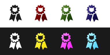 Siyah beyaz arka planda yalıtılmış Cat ödül simgesini ayarlayın. Evcil hayvan sergi kazanan kavramı olarak kedi ayak izi ile Madalya. Vektör İllüstrasyonu