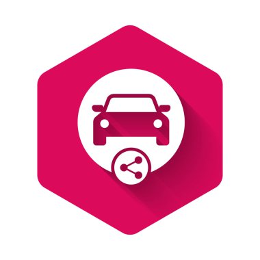 Beyaz Araba uzun gölgelerle izole edilmiş bir ikonu paylaşıyor. Araba paylaşım tabelası. Nakliye hizmeti konsepti. Pembe altıgen düğmesi. Vektör İllüstrasyonu