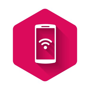 Uzun gölgeli ücretsiz kablosuz bağlantı ikonu olan beyaz akıllı telefon. Kablosuz teknoloji, kablosuz bağlantı, kablosuz ağ, sıcak nokta kavramları. Pembe altıgen düğmesi. Vektör İllüstrasyonu