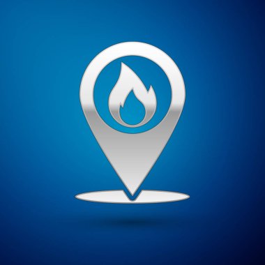 Mavi arka planda izole edilmiş ateş alevi simgesine sahip Gümüş Harita işaretçisi. Yakındaki yangın. Vektör İllüstrasyonu
