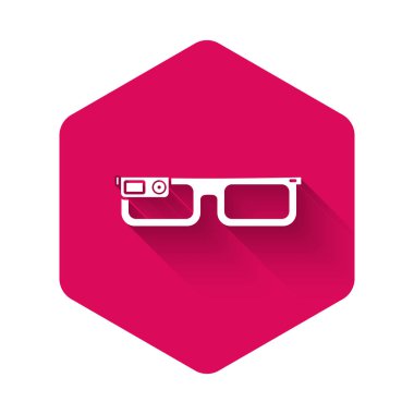 Gözlük üzerine yerleştirilmiş beyaz akıllı gözlükler uzun gölgeli izole edilmiş bir simge. Giyilebilir elektronik, akıllı gözlüklü, kameralı ve ekranlı. Pembe altıgen düğmesi. Vektör İllüstrasyonu