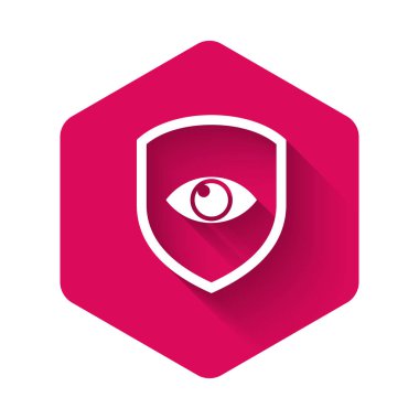 Beyaz Kalkan ve göz ikonu uzun gölgeli izole edilmiş. Güvenlik, güvenlik, koruma, gizlilik kavramı. Pembe altıgen düğmesi. Vektör İllüstrasyonu