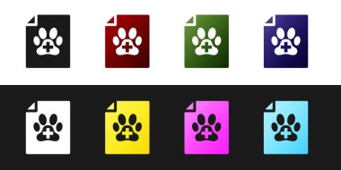 Siyah beyaz arka planda izole edilmiş köpek veya kedi simgesiyle seyahat etmek için Tıbbi sertifikayı ayarlayın. Evcil hayvan için belge. Köpek ya da kedi pençesi izi. Vektör İllüstrasyonu