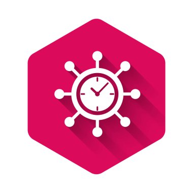 Beyaz saat ve dişli ikonu uzun gölgeli izole edilmiş. Zaman Yönetimi sembolü. İş konsepti. İnbot, çember ve saat gibi sağlam bir ikon. Pembe altıgen düğmesi. Vektör İllüstrasyonu