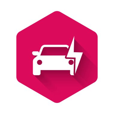 Beyaz elektrikli araba ve elektrik kablosu şarj ikonu uzun gölgeyle izole edilmiş. Yenilenebilir ekolojik teknolojiler. Pembe altıgen düğmesi. Vektör İllüstrasyonu