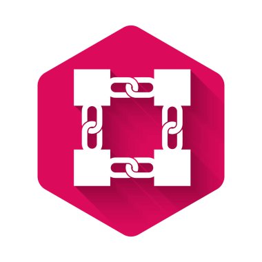 Beyaz engelleme teknolojisi ikonu uzun gölgeli izole edilmiş. Kripto para birimi veri imzası. Soyut geometrik blok zincir ağ teknolojisi işi. Pembe altıgen düğmesi. Vektör İllüstrasyonu