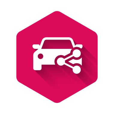 Beyaz Araba uzun gölgelerle izole edilmiş bir ikonu paylaşıyor. Araba paylaşım tabelası. Nakliye hizmeti konsepti. Pembe altıgen düğmesi. Vektör İllüstrasyonu