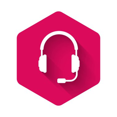 Uzun gölgeli, mikrofon ikonlu beyaz kulaklıklar. Kulaklık işareti. Müzik, hizmet, iletişim ve operatör için kavramsal nesne. Pembe altıgen düğmesi. Vektör İllüstrasyonu