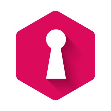 Uzun gölgeli beyaz anahtar deliği simgesi. Başarının anahtarı. Anahtar deliği bilmece, sır, röntgencilik, güvenlik, güvenlik kavramını ifade eder. Pembe altıgen düğmesi. Vektör İllüstrasyonu