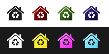 Siyah beyaz arka planda izole geri dönüşüm sembolü simgesi ile Eco House ayarlayın. Geri dönüşüm okları ile Ekoloji ev. Vektör İllüstrasyonu