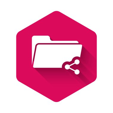 Beyaz Paylaşım klasörü simgesi uzun gölgeyle izole edildi. Dizin paylaşımı. Dizin transfer işareti. Pembe altıgen düğmesi. Vektör İllüstrasyonu