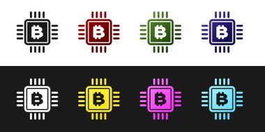 Cpu madenciliği çiftlik simgesini siyah beyaz arka planda yalıtılmış olarak ayarlayın. Mikroçipin içinde Bitcoin işareti. Kripto para madenciliği topluluğu. Dijital para. Vektör İllüstrasyonu
