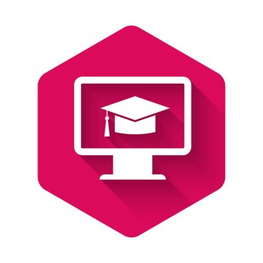 Mezuniyet başlığı simgesi olan beyaz bilgisayar monitörü uzun gölgeli izole edilmiş. Çevrimiçi öğrenme ya da e-öğrenme kavramı. İnternet bilgi sembolü. Pembe altıgen düğmesi. Vektör İllüstrasyonu