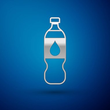 Mavi arka planda izole edilmiş gümüş renkli bir ikon şişesi. Soda su içme tabelası. Vektör İllüstrasyonu