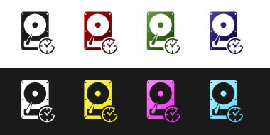 Sabit disk sürücüsüne saat yönünde işaret, siyah beyaz arka planda yalıtılmış veri kurtarma simgesiyle ayarlayın. Vektör İllüstrasyonu