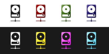 Sabit disk sürücüsü, siyah beyaz arka planda yalıtılmış paylaşım ağı simgesiüzerinde ayarlayın. Vektör İllüstrasyonu