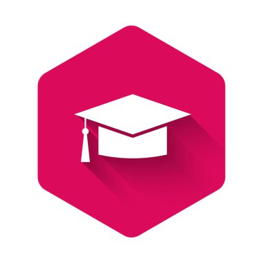 Beyaz mezuniyet şapkası simgesi uzun gölgeli izole edilmiş. Tassel ikonlu mezuniyet şapkası. Pembe altıgen düğmesi. Vektör İllüstrasyonu