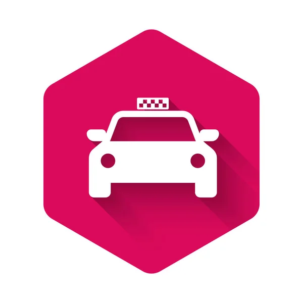 Icono de taxi blanco coche aislado con sombra larga. Botón de hexágono rosa. Ilustración vectorial — Vector de stock