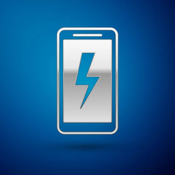Ícone de bateria de carregamento de Smartphone prata isolado no fundo azul. Telefone com bateria fraca. Ilustração vetorial —  Vetores de Stock