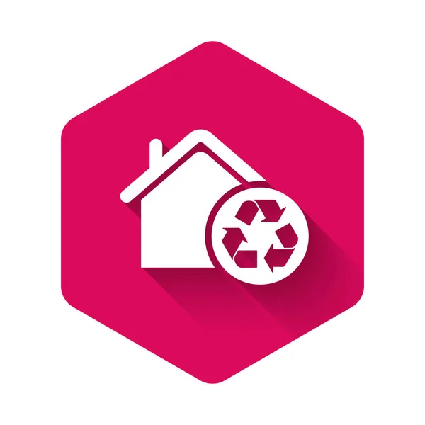 Witte Eco House met recycling symbool pictogram geïsoleerd met lange schaduw. Ecologie huis met recycle pijlen. Roze zeshoek knop. Vector Illustratie — Stockvector