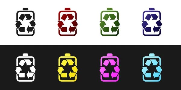 Set Batería con icono de línea de símbolo de reciclaje aislado sobre fondo blanco y negro. Batería con símbolo de reciclaje - concepto de energía renovable. Ilustración vectorial — Vector de stock