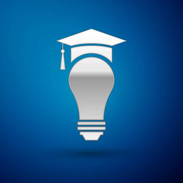 Ασημί λαμπτήρα και καπάκι αποφοίτησης εικονίδιο απομονώνεται σε μπλε φόντο. Πανεπιστημιακή εκπαίδευση. Απεικόνιση διανυσματικών φορέων — Διανυσματικό Αρχείο