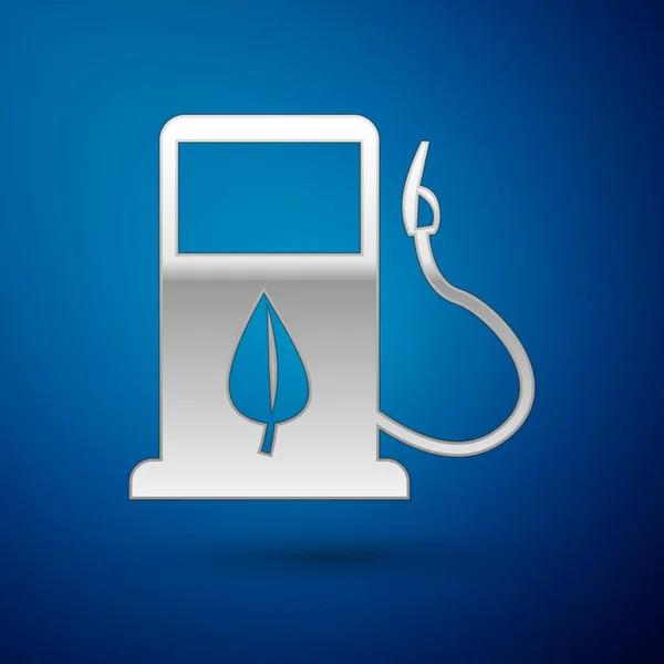 Silver bio fuel concept met brandstof mondstuk en blad icoon geïsoleerd op blauwe achtergrond. Benzinestation met bladeren. Eco tanken. Vector illustratie — Stockvector